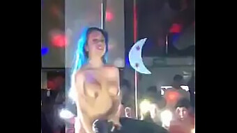 Caliente Encuentro Lésbico Con Las Partes Íntimas De Un Stripper