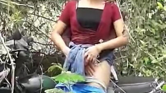 Dua Memek Mendapatkan Eksplorasi Sensual Dalam Video Panas Ini.