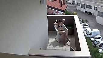 Pov-Video Von Jungem Latina-Teenager, Der Auf Dem Balkon Masturbiert