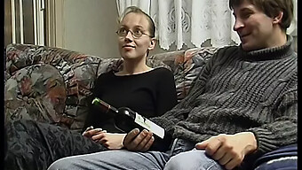 Ein Jugendliches Duo Aus Den 1990ern Lässt Sich Auf Einem Sofa Auf Intime Akte Ein Und Zeigt Dabei Oralsex Und Eine Zierliche Partnerin.