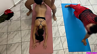 El Toque Inapropiado Del Entrenador Lleva A Una Excitación Compartida Con Su Novio