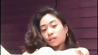 Seorang Wanita Pirang Cantik Mendapatkan Deepthroating Dan Jari-Jari Dalam Video Buatan Sendiri.