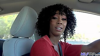 Os Peitinhos De Misty Stone Ficam Cobertos De Porra Em Uma Cena De Boquete Interracial