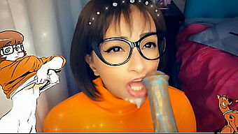 Sensual Exploración Oral De Velma De Un Pene Masivo