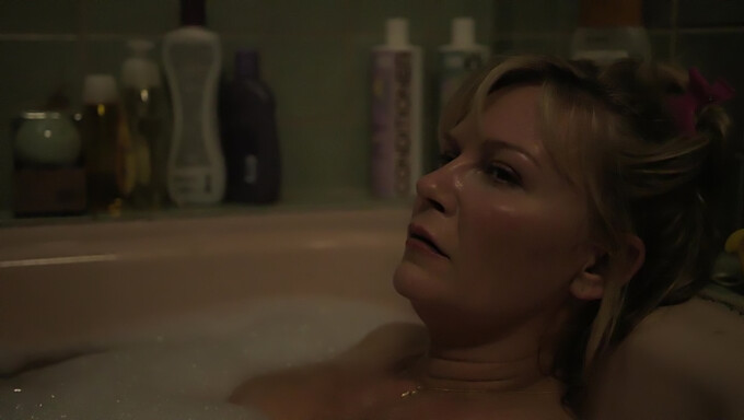 Természetes Szépség Kirsten Dunst Büszkélkedik Vagyonával Az "On Becoming A God In Central Florida" Című Filmben