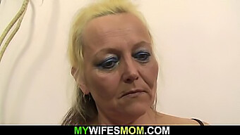 Utro Kones Blonde Milf Bliver Fanget Af Liderlig Bedstemor