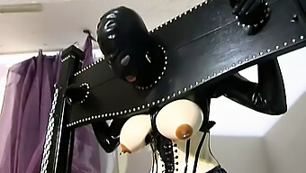 Domination Et Humiliation Avec Un Couple Gainé De Latex