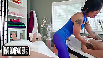 Honey Gold Et Brenna Sparks Dans Un Massage Sauvage À Trois