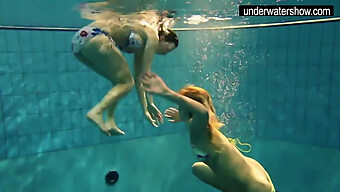 Andrea Y Monica, Jóvenes Y Cachondas, En Un Encuentro En La Piscina Del Bikini