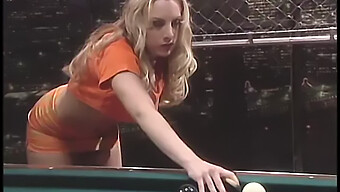 Vollbusige Milf Genießt Hartes Analspiel Mit Pool-Cue