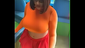 Cosplaying Velma:两个参与者的身份