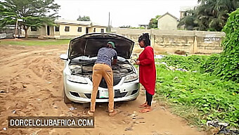 Une Femme Noire Aux Courbes Généreuses Rémunère Un Mécanicien Avec Une Fellation Habile